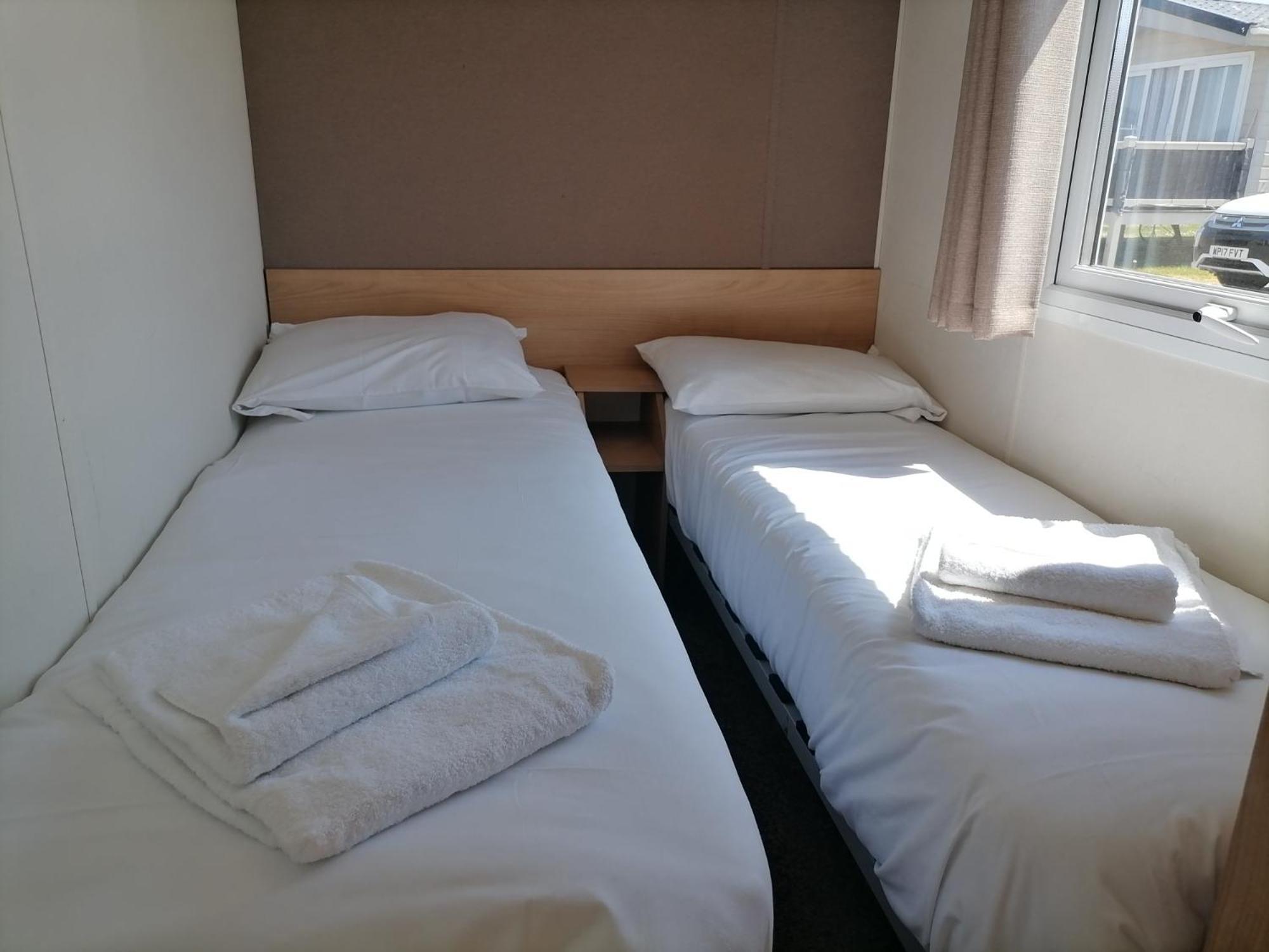 Sea Haven - 4 Bedroom Static Near The Beach ディムチャーチ エクステリア 写真